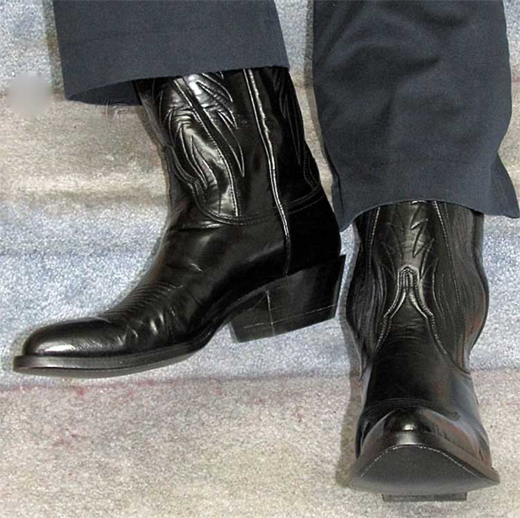 cowboy-boots-with-trousers