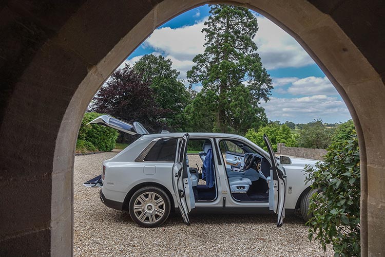 Rolls Royce Cullinan SUV MenStyleFashion 2019 Artic White United Kingdom (1)
