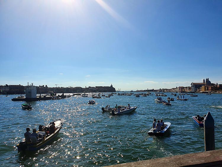 Festa del Redentore - Venice's Beautiful Gondola Race MENsTYLEFashion 2020 Italy summer (4)