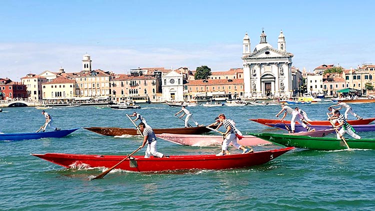 Festa del Redentore - Venice's Beautiful Gondola Race MENsTYLEFashion 2020 Italy summer (2)