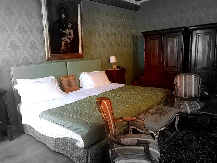 Relais Alberti Lido Venice - Fourteenth Century Venetian Hotel (23) silk cloth wallpaper room 102 suite