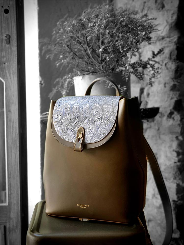 Cuoiofficine Florence italy olive green backpack Gracie Opulanza Ufizzi gallery Florence Italy 2020 (5)