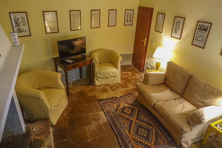 TV Room Fattoria Mansi Bernardini - Villa Casa Maria Reviewed Rooms 2020 (17)
