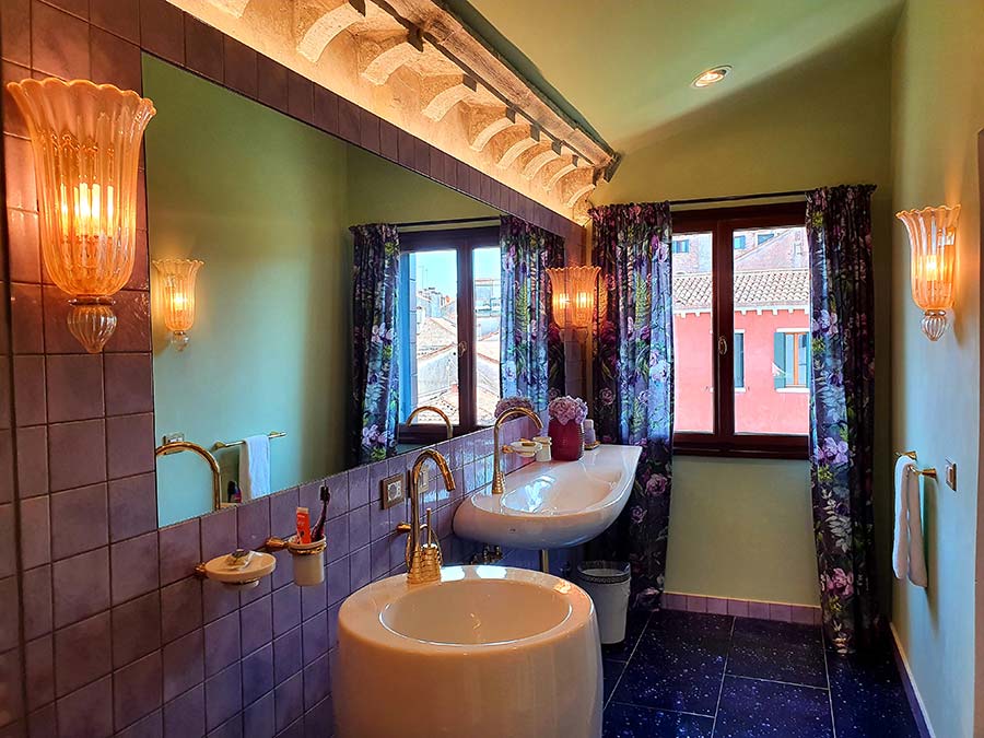 bathroom-hotel Palazzo Heureka Venice purple